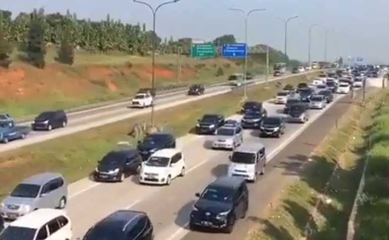 Ilustrasi. Puncak Arus Natal 2025, Lebih 200 Ribu Kendaraan Tinggalkan Jabotabek.  (X@RidwanKamil)